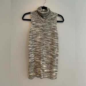 Sleeveless turtleneck lightweight top